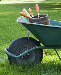 Photo d'une brouette remplie d'outils de jardinage Photo d'une brouette remplie d'outils de jardinage