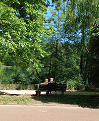 Photo de 2 personnes assises sur un banc au parc de la tête d'or Photo de 2 personnes assises sur un banc au parc de la tête d'or