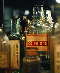 Photo de diffrentes fioles et bouteilles en verre contenant des produits dangereux